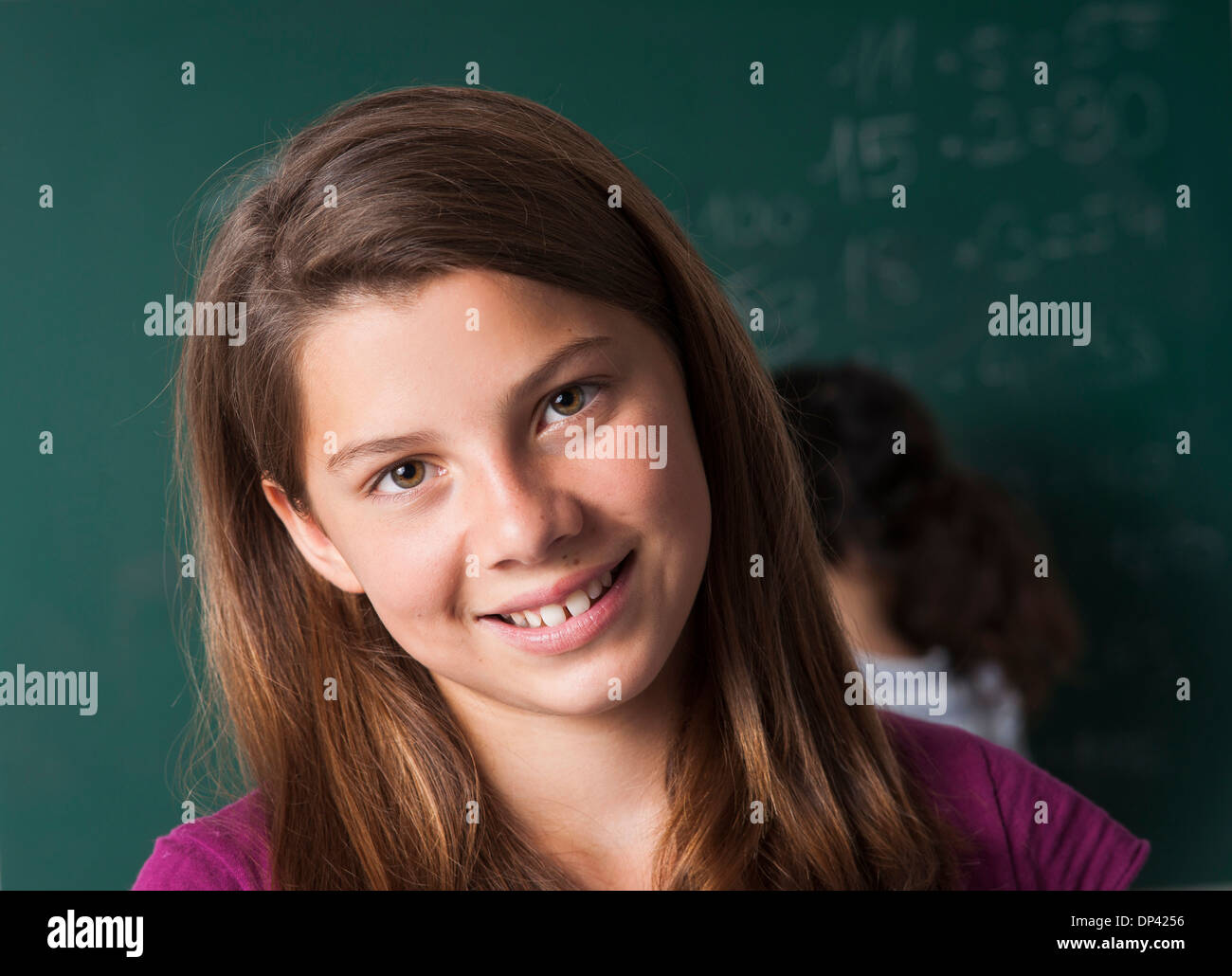 Close-up Portrait eines Mädchens im Klassenzimmer, Deutschland Stockfoto