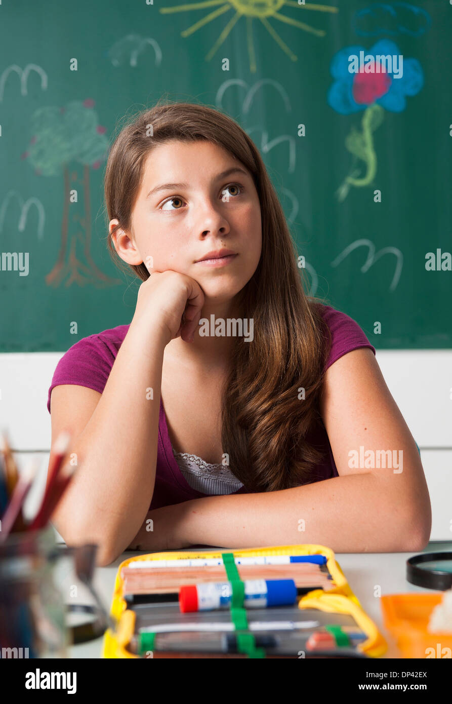 Teenager Mädchen sitzen am Schreibtisch im Klassenzimmer, Deutschland Stockfoto
