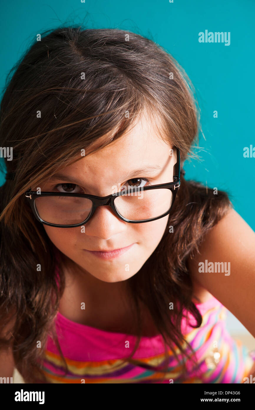 Porträt eines Mädchens tragen Brillen, Blick in die Kamera, Deutschland Stockfoto