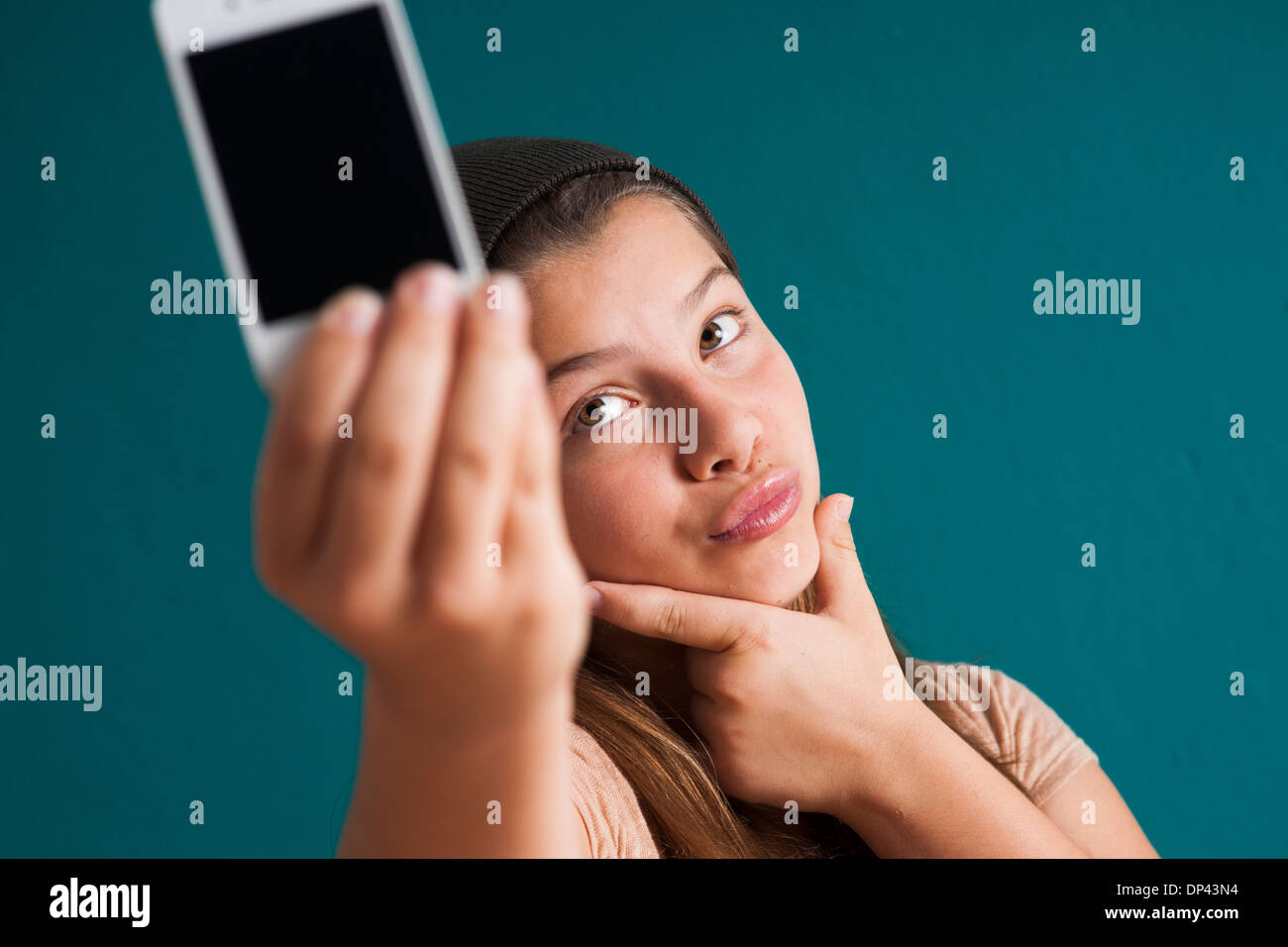 Mädchen unter Bild von sich selbst mit Smartphone, Deutschland Stockfoto