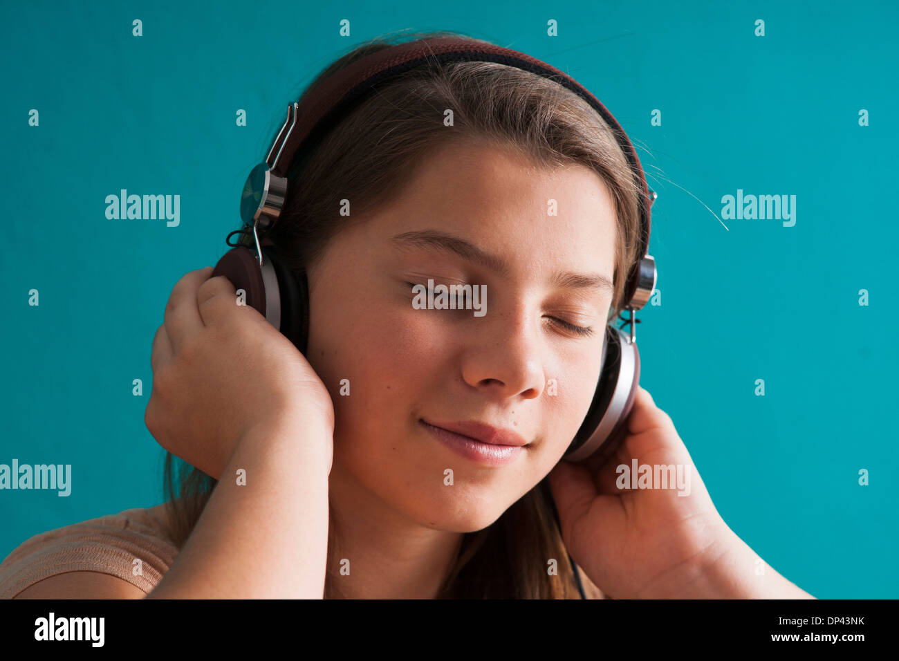 Nahaufnahme des Mädchens tragen von Kopfhörern mit geschlossenen Augen, Deutschland Stockfoto