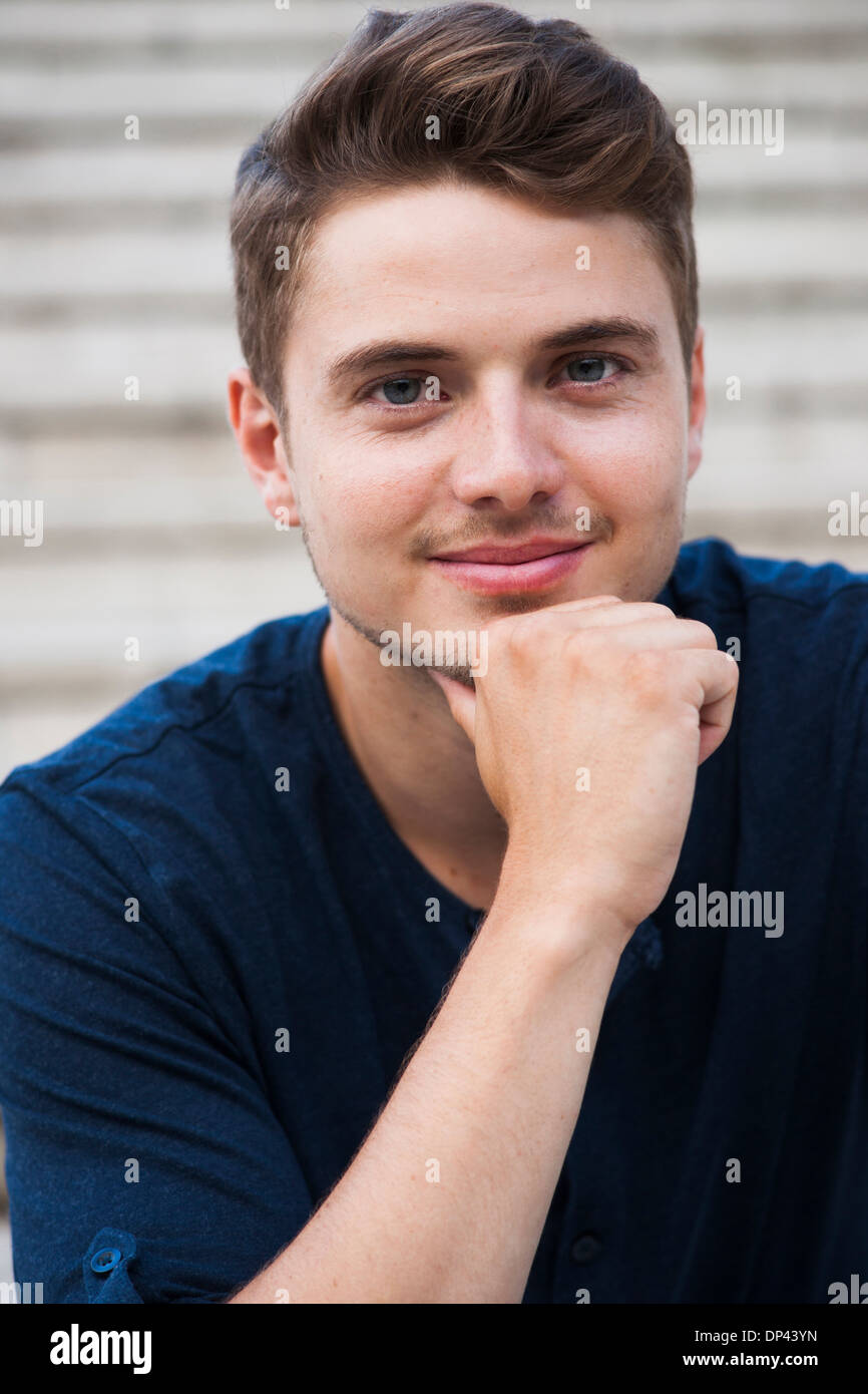 Close-up Portrait des jungen Mannes im Freien, lächelnd in die Kamera, Deutschland Stockfoto