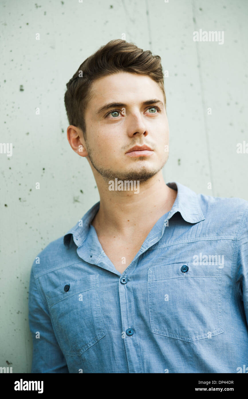 Porträt des jungen Mannes im Freien, Deutschland Stockfoto
