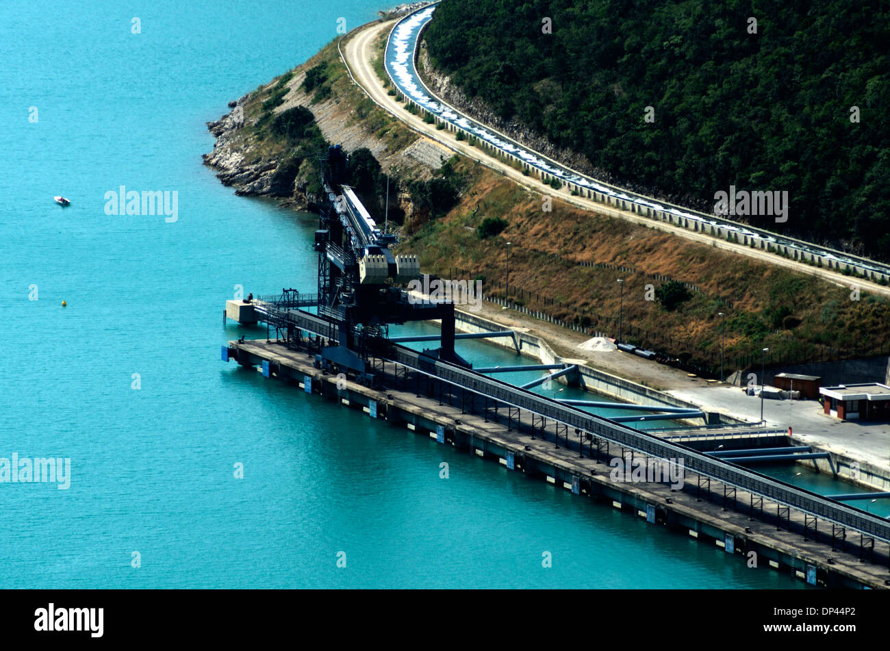 Anlegestelle für Fracht Schiffe in Plomin Luka (Hafen) Istrien Kroatien Stockfoto