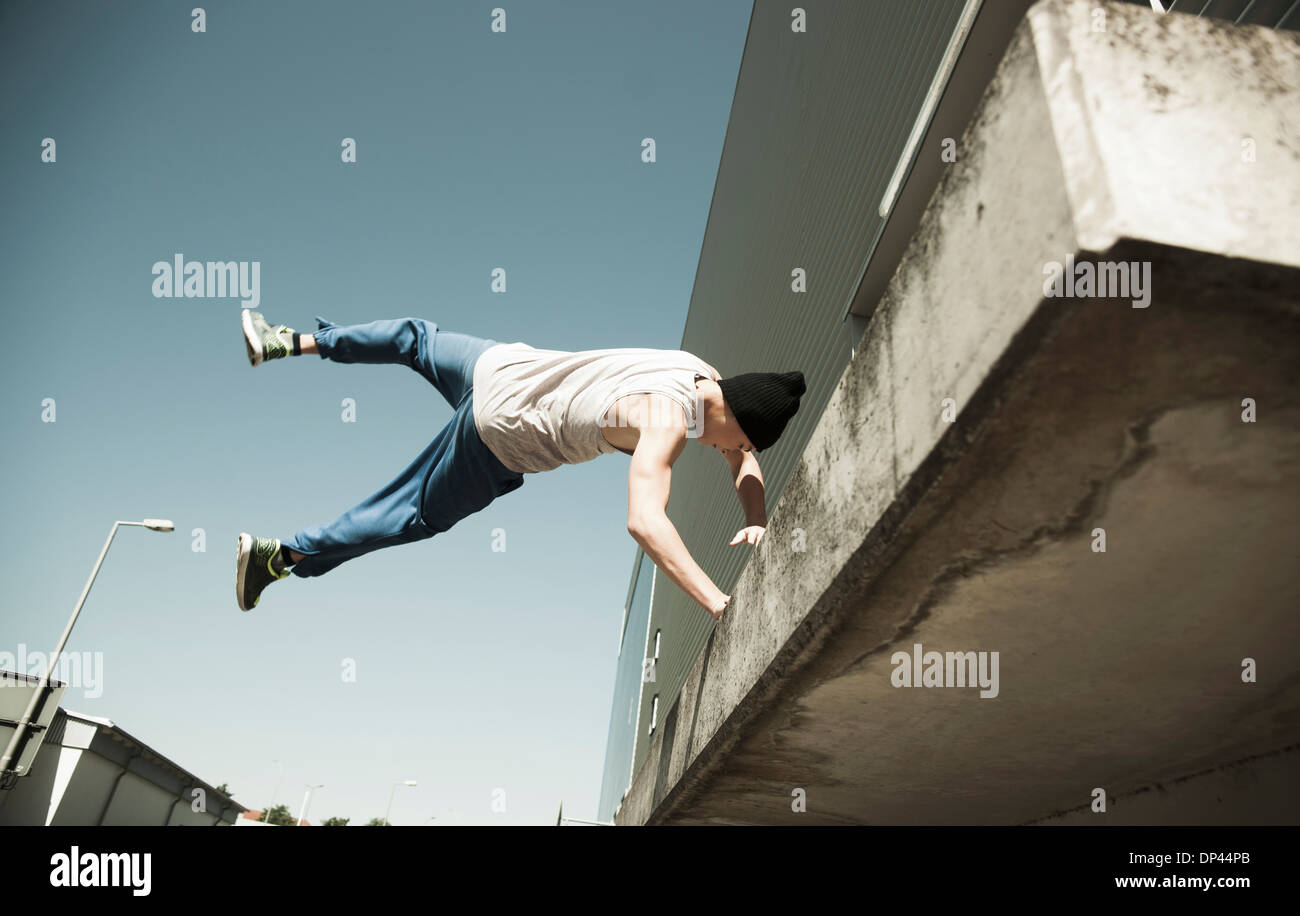 Niedrigen Winkel Ansicht teenaged jungen tun Handstand auf Balkon, Freerunning, Deutschland Stockfoto