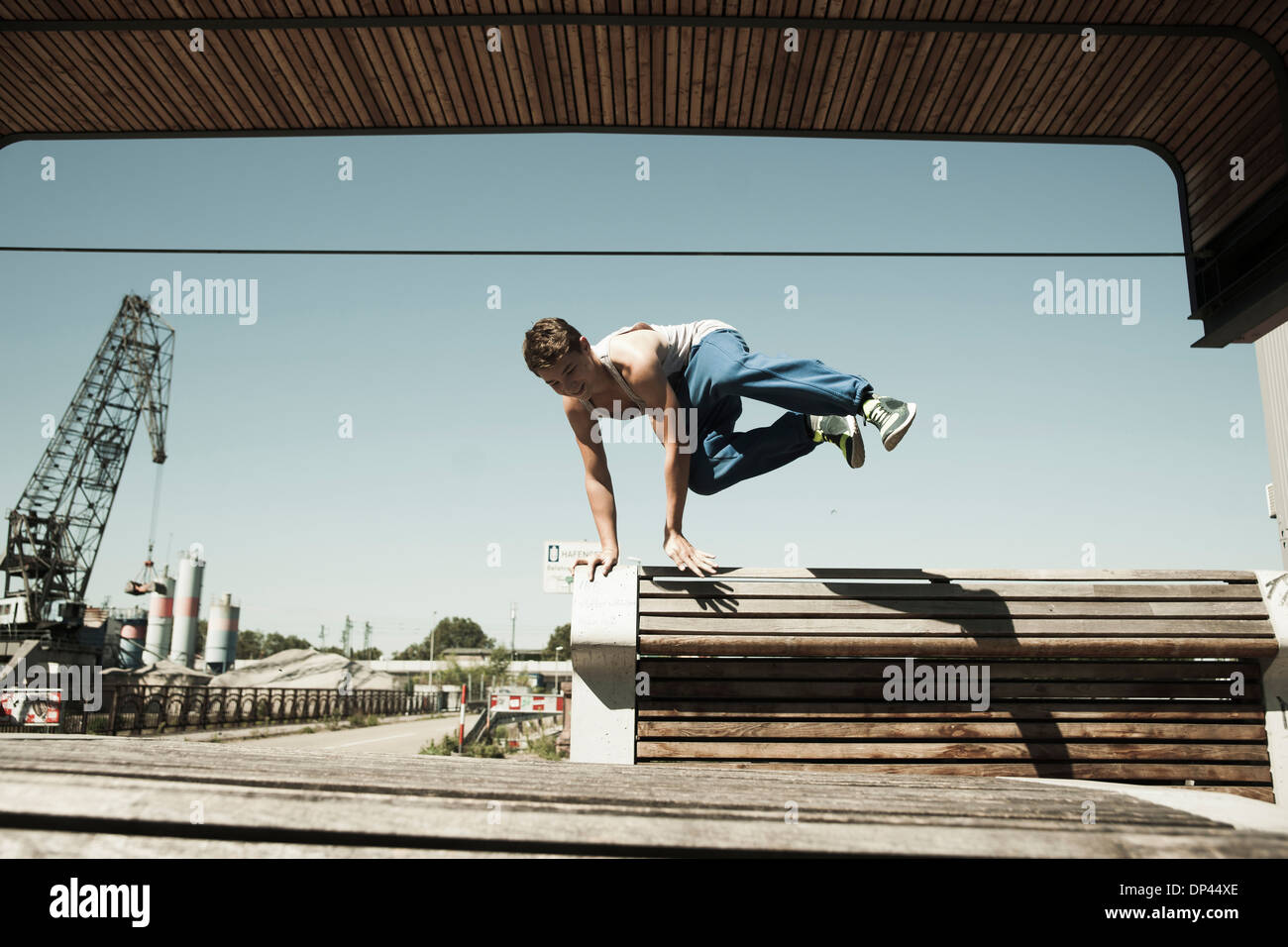 Teenager Boy springen über Barriere, Freerunning, Deutschland Stockfoto