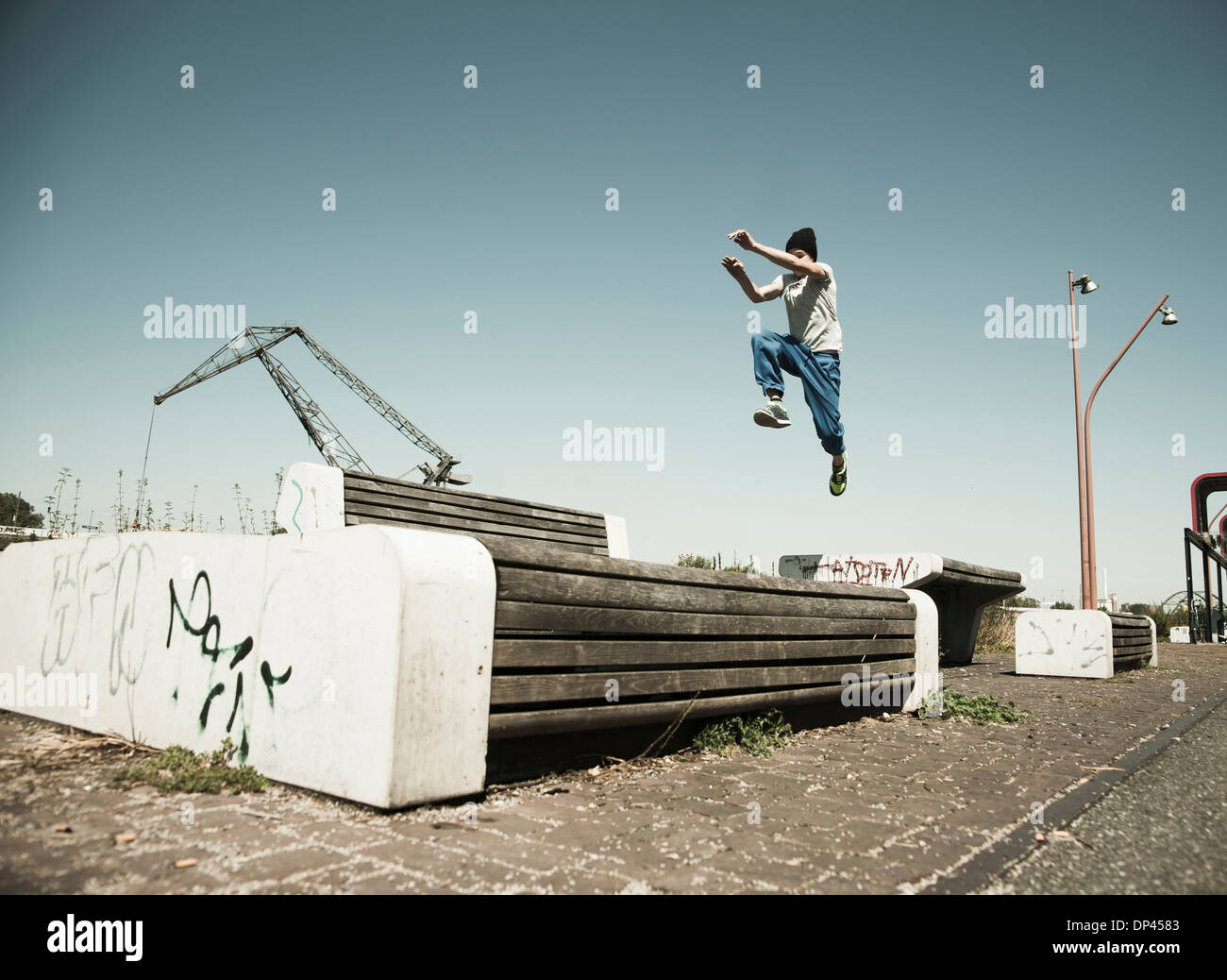 Teenager Boy springen über Barriere, Freerunning, Deutschland Stockfoto