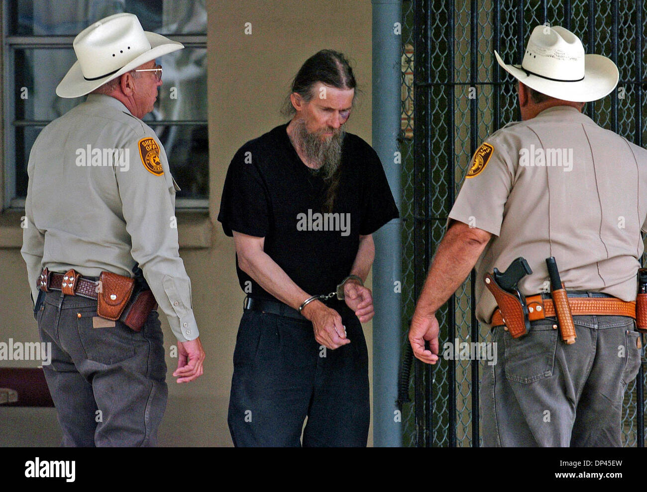 25. Juli 2006; Johnson City, TX, USA; William Edward Hughes, wird von der Christus von den Hügeln Moastery in der Nähe von Blanco, in der Blanco County Jail Dienstagnachmittag geleitet.   Obligatorische Credit: Foto von Tom Reel/San Antonio Express-News/ZUMA Press. (©) Copyright 2006 von San Antonio Express-News Stockfoto