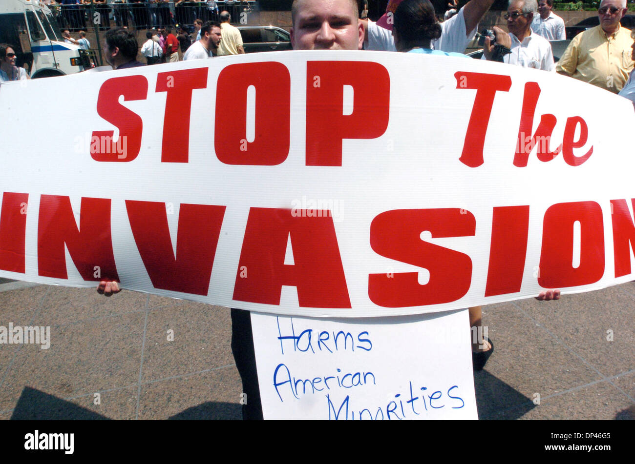 26. Juli 2006; Manhattan, NY, USA; JEREMIAH KOEHLER, 22, von North Bergen, NJ hält ein Schild unter Bezugnahme auf die illegale Einwanderung in die USA und zur Unterstützung der Minuteman-Projekt. Minuteman-Projekt-Gründer Jim Gilchrist und Autor Jerome Corsi kündigen die Veröffentlichung ihres neuen Buches "Minutemen: die Schlacht um sichern Amerikas Grenzen in einer Pressekonferenz und Kundgebung am Ground Zero.  M Stockfoto