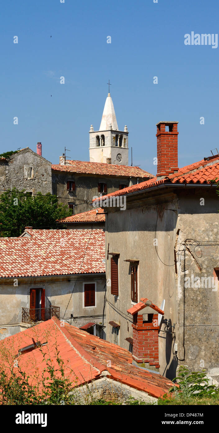 Alten Fischerdorf Plomin Istrien Kroatien Häuser mit Glockenturm im Hintergrund Stockfoto