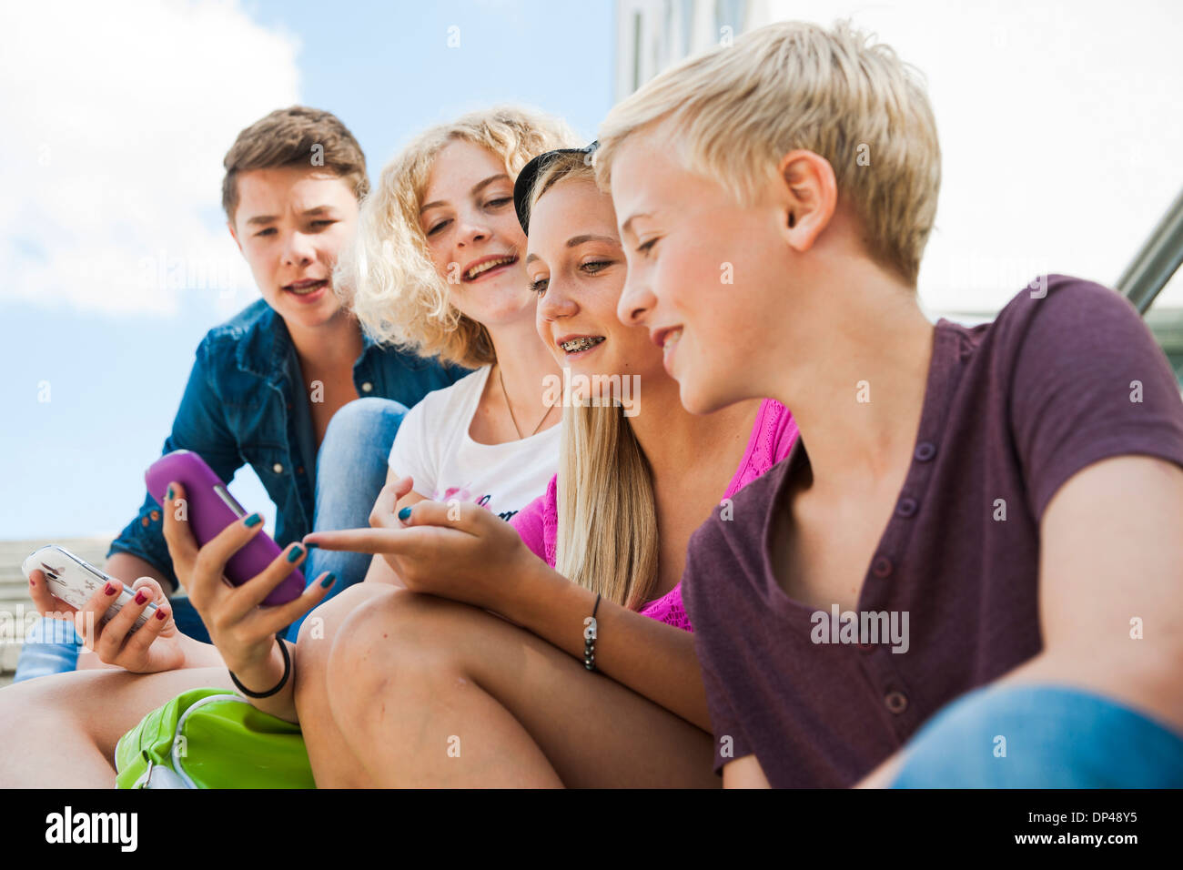 Jugendliche mit Handys im Freien, Mannheim, Baden-Württemberg, Deutschland Stockfoto