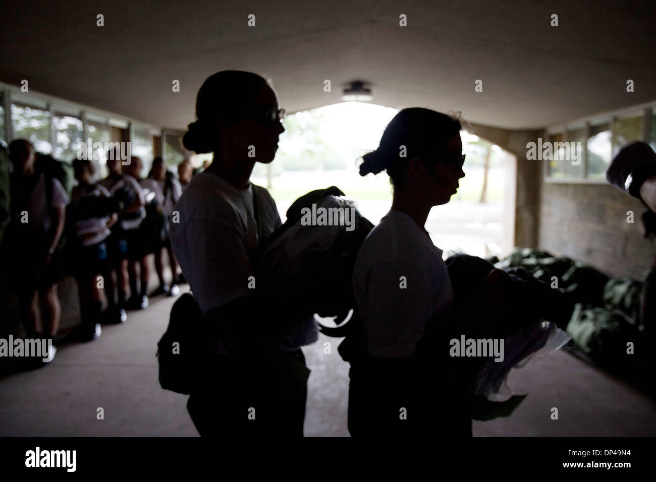 13. Juli 2006 wartet - West Point, New York, USA - neue Cadet KIERNAN im Einklang mit ihren Mitschülern ihr Unternehmen Saliport um herauszufinden, wo sie hingehen. Im Jahr 2006 wird 30 Jahre Frauen am Westpunkt, United States Military Academy (USMA) sowie die Militärakademien. Im Jahr 1975 unterzeichnete Präsident Ford Gesetzgebung ermöglicht Frauen die Akademien und die ersten cl zuweisen Stockfoto