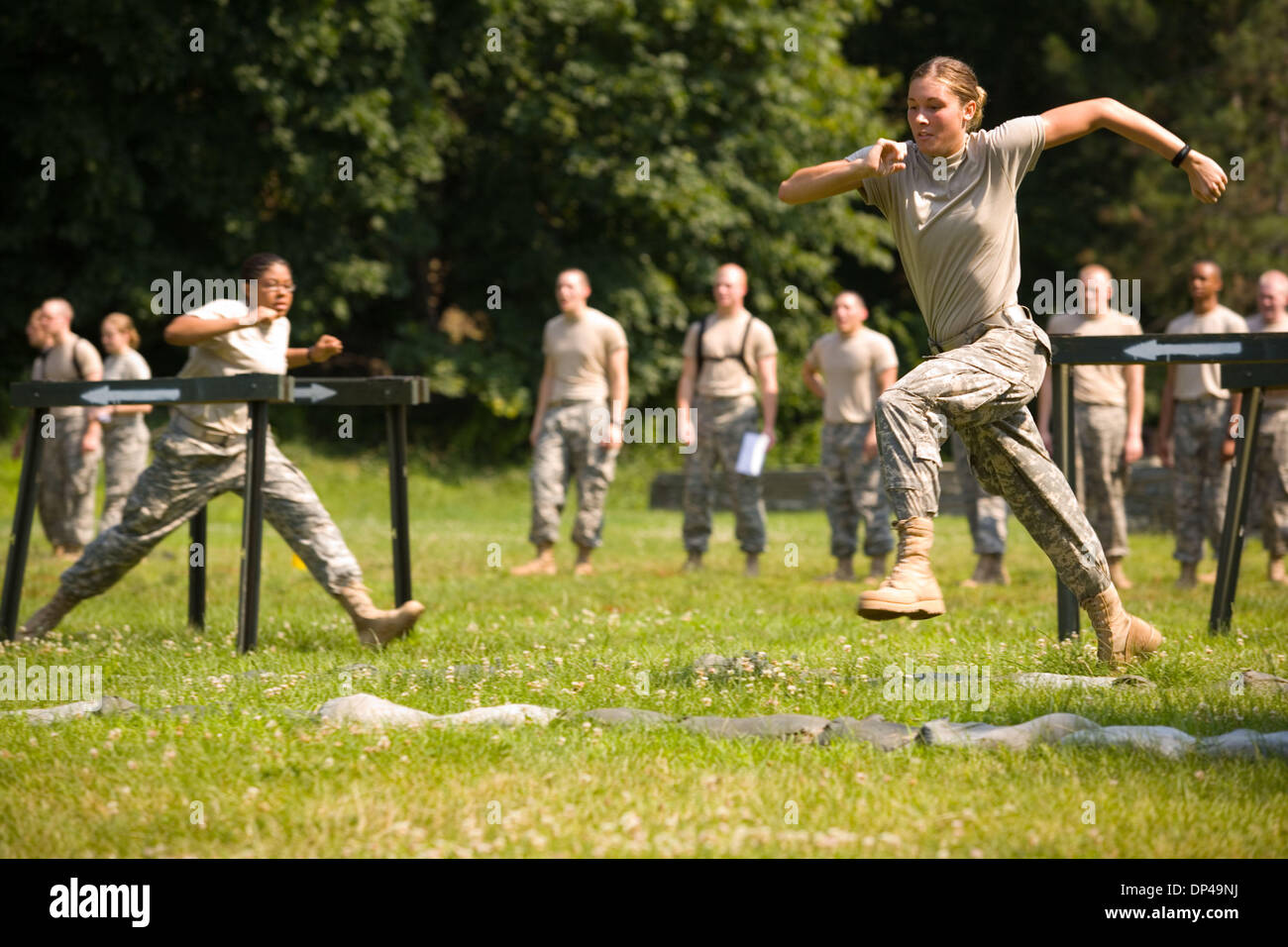 13. Juli 2006 - West Point, New York, USA - Krieger Wettbewerb während der Cadet Grundausbildung in West Point dauert einen halben Tag und erfordert ein Unternehmen zum Abbau von Trupps an verschiedenen Stationen des physikalischen Aufgaben. Mannschaften konkurrieren um mal auf den "Run, Dodge and Jump" Ereignis, das erfordert zwei Iterationen des Kurses durch acht Mitglied des Kaders. Im Jahr 2006 wird 30 Jahre o Stockfoto