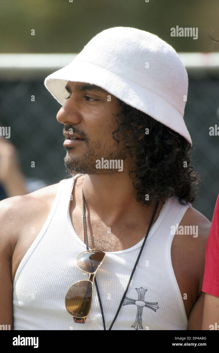 2. August 2006; Los Angeles, Kalifornien, USA; Schauspieler NAVEEN ANDREWS, Sayid Jarrah auf der erfolgreichen TV-Show Lost spielt, wurde durchgeführt, um die Chelsea Football Club-Praxis zu sehen. ANDREWS, geboren und aufgewachsen in London, ist ein treuer Fan. Obligatorische Credit: Foto von Marianna Day Massey/ZUMA Press. (©) Copyright 2006 von Marianna Tag Massey Stockfoto