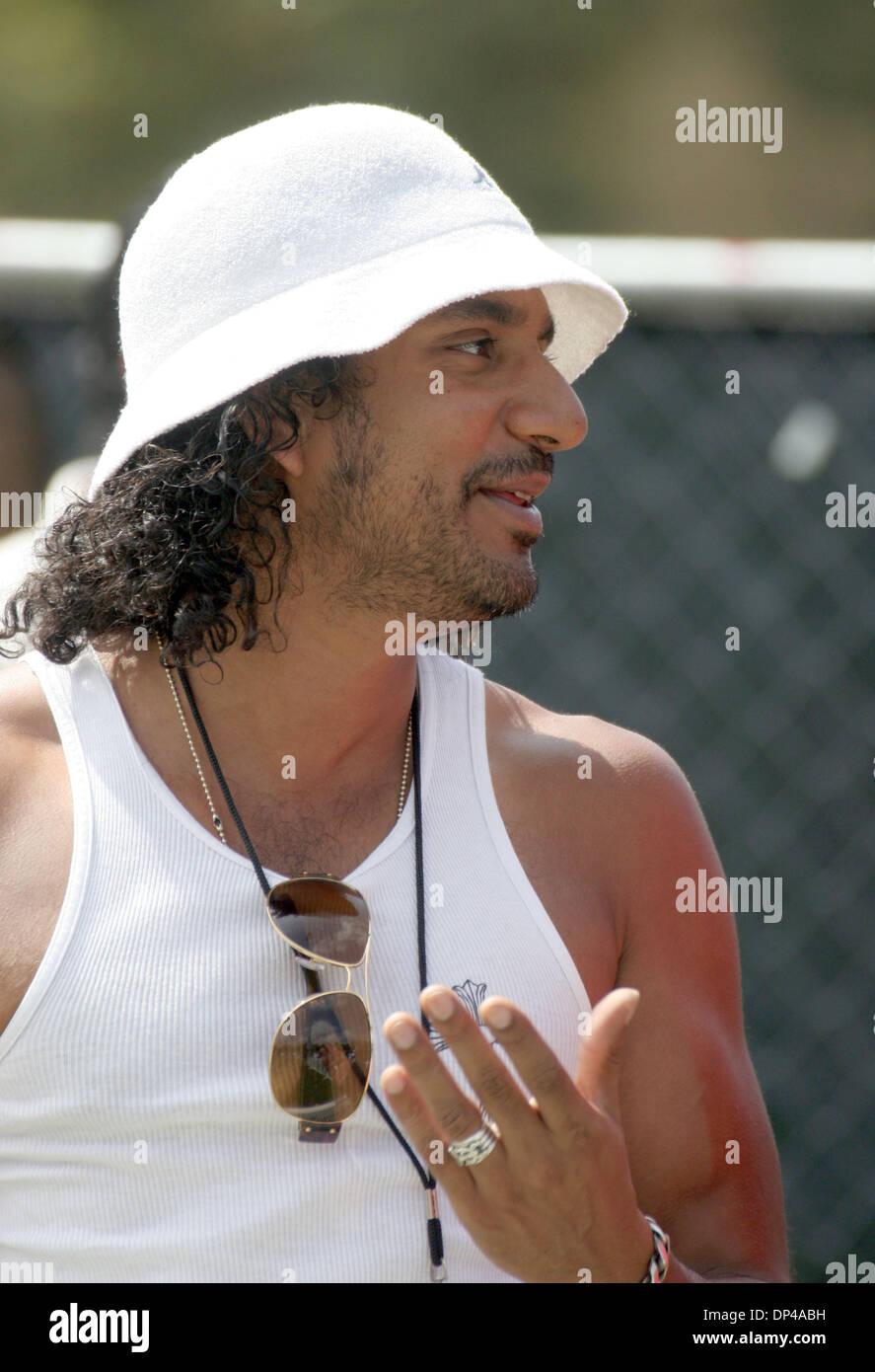 2. August 2006; Los Angeles, Kalifornien, USA; Schauspieler NAVEEN ANDREWS, Sayid Jarrah auf der erfolgreichen TV-Show Lost spielt, wurde durchgeführt, um die Chelsea Football Club-Praxis zu sehen. ANDREWS, geboren und aufgewachsen in London, ist ein treuer Fan. Obligatorische Credit: Foto von Marianna Day Massey/ZUMA Press. (©) Copyright 2006 von Marianna Tag Massey Stockfoto