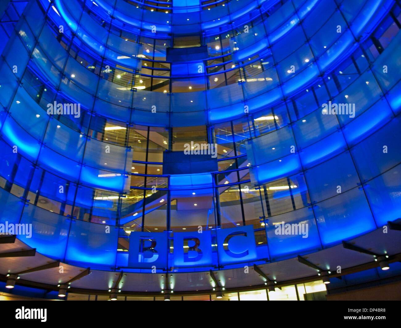 Fassade des neuen Gebäudes der BBC bei Nacht, London, England, Vereinigtes Königreich Stockfoto