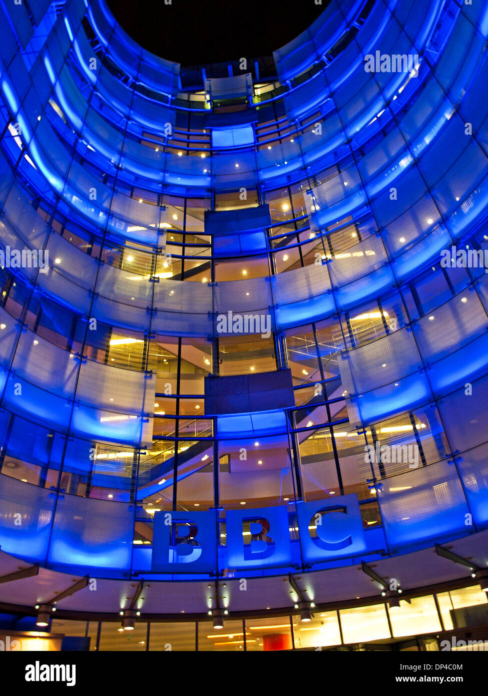 Fassade des neuen Gebäudes der BBC bei Nacht, London, England, Vereinigtes Königreich Stockfoto