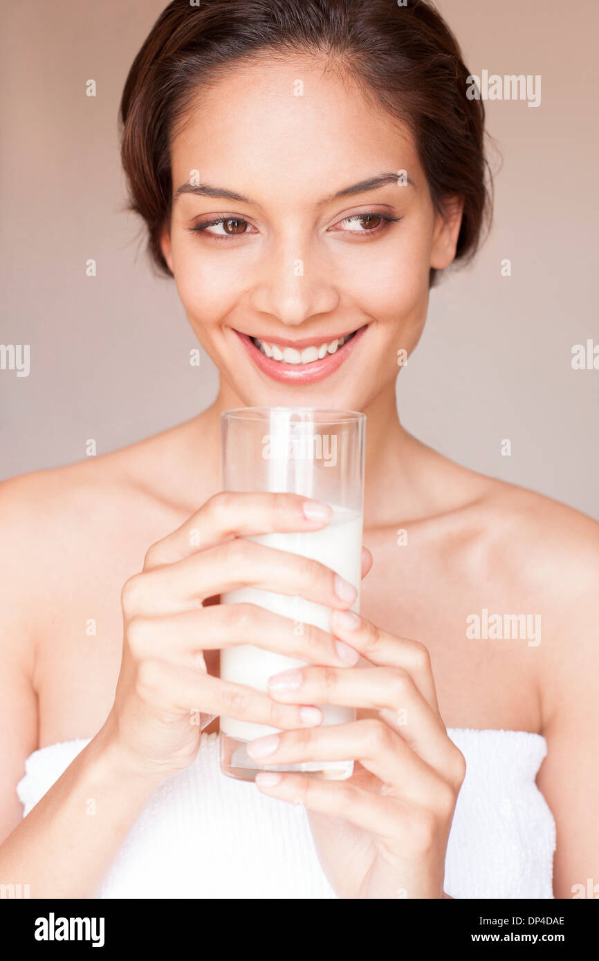 Frau trinkt Milch Stockfoto