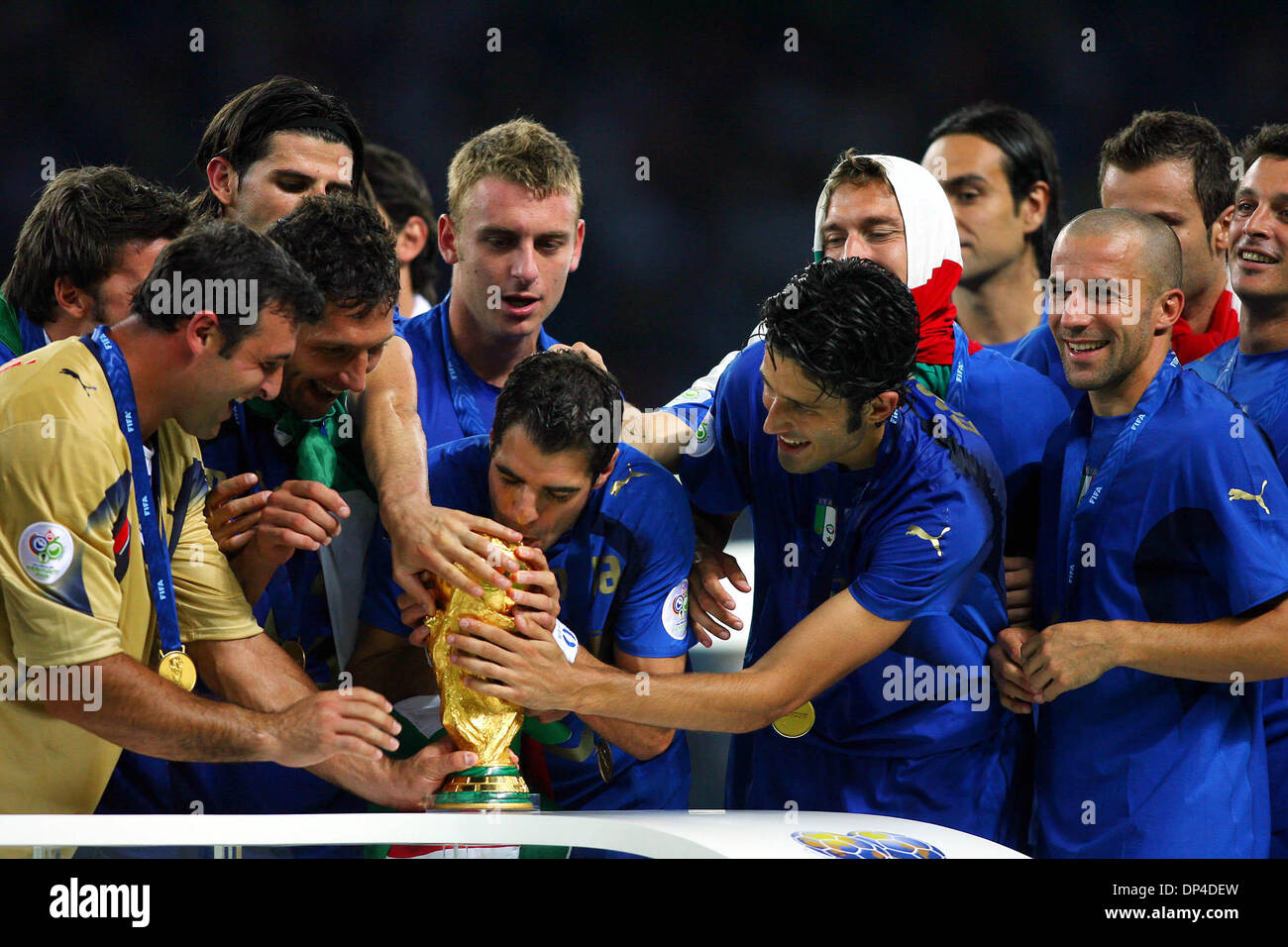 Italy celebrate world cup win -Fotos und -Bildmaterial in hoher Auflösung –  Alamy