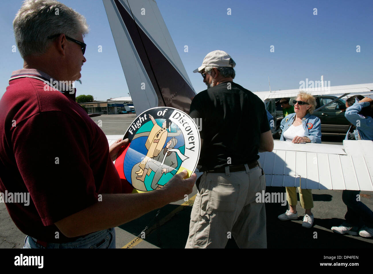 10. August 2006; San Diego, CA, USA; Pilot/Wissenschaftler, MIKE HARDING (zurück zur Kamera) zusammen mit Chef-Mechaniker MIKE MCCARTHY (L) setzt ihre Logo-Aufkleber am Heck seines Flugzeugs, das er fliegen wird, wie er und andere Piloten und Wissenschaftler den Lewis und Clark Trail folgen. Obligatorische Credit: Foto von Nelvin C. Cepeda/SDU-T/ZUMA Press. (©) Copyright 2006 by SDU-T Stockfoto