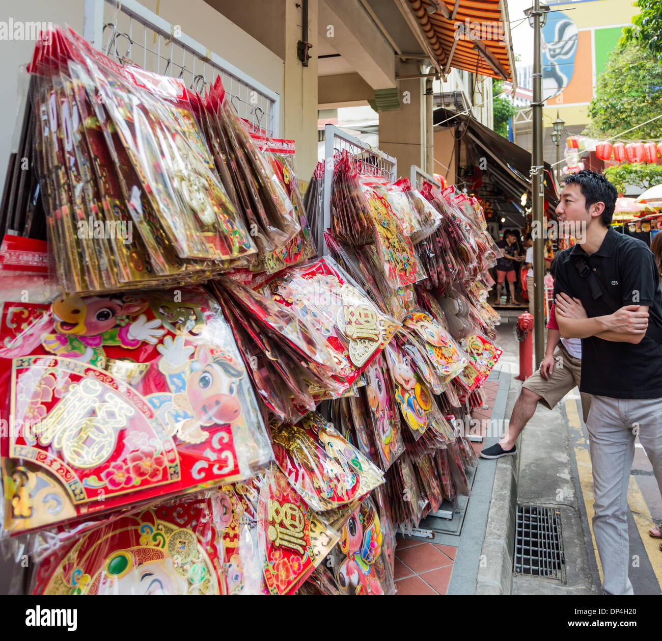 Shopper in Chinatown, Singapur betrachten Produkte auf dem Display. Stockfoto