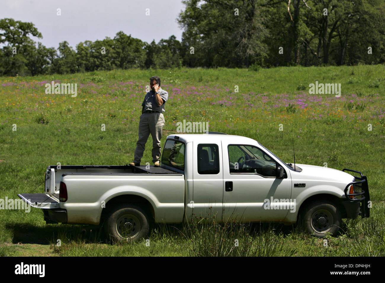 12. August 2006; Rockdale, TX, USA; Bill Graham steht auf seinem LKW in einem Versuch, seine Handy-Empfang Mittwoch, 10. Mai 2006 auf eine Tour durch seine Anlage in Rockdale zu verbessern. Graham hat sich geweigert, Angebote, seine Wasserrechte zu verkaufen. Geschätzte Dürreschäden für Texas haben $ 4,1 Milliarden, Bedeckungsveränderlichen $ 2,1 Milliarden Mark im Jahr 1998, Texas Cooperative Extension Ökonomen wieder erreicht. Stockfoto