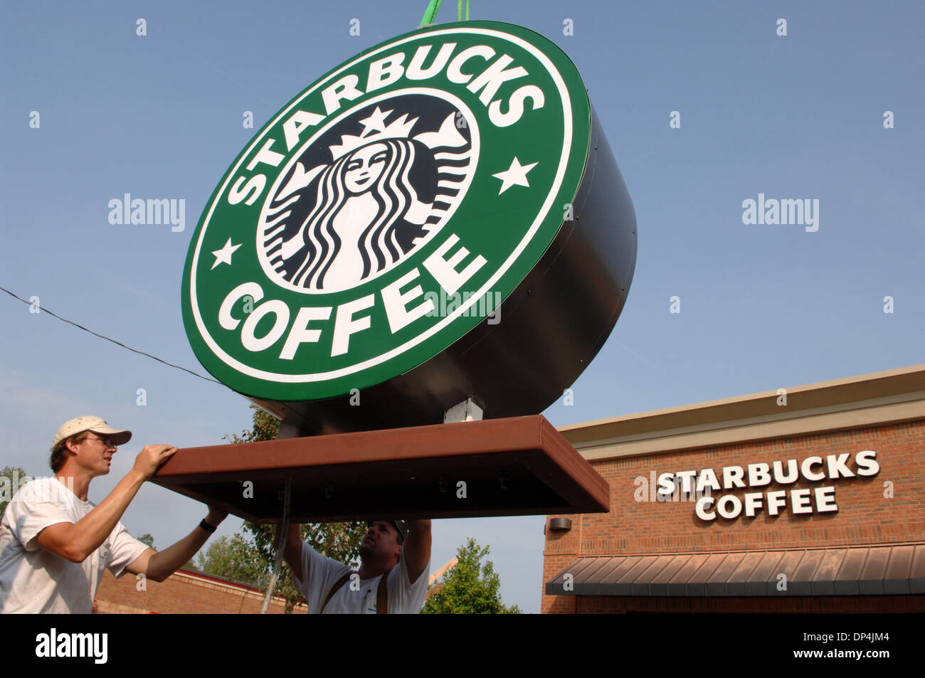15. August 2006; Kennesaw, GA, USA; Ein neuen Starbucks Coffee-Zeichen ist in Kennesaw, errichtet, wie ein Geschäft vorbereitet ist, um zu öffnen. Aggressives Wachstum durch das Unternehmen mit Sitz in Seattle hat mehr als $ 6 Milliarden Umsatz pro Jahr, mit mehr als 11.000 Filialen weltweit geführt. Obligatorische Credit: Foto von Robin Nelson/ZUMA Press. (©) Copyright 2006 von Robin Nelson Stockfoto
