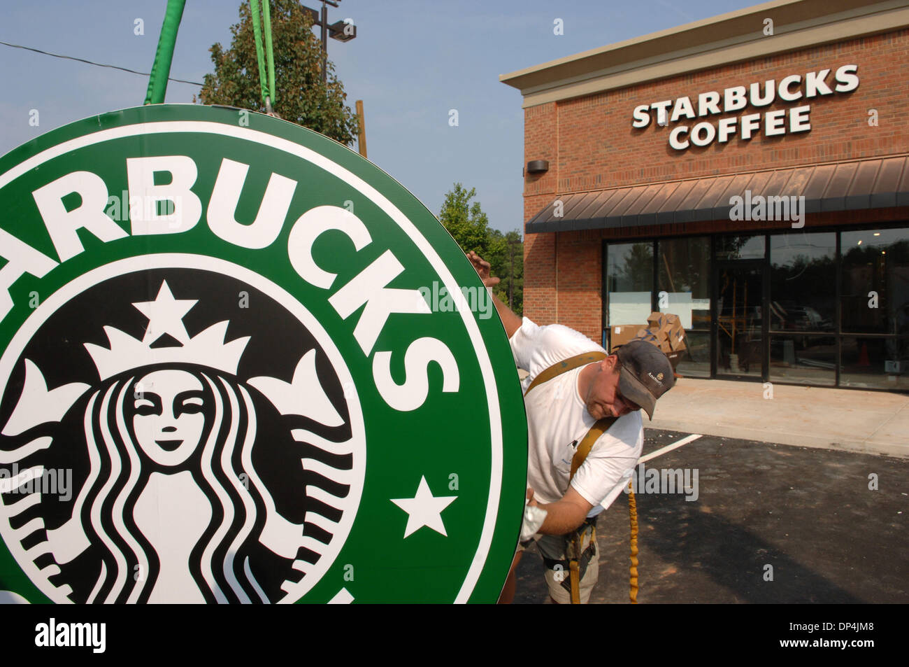 15. August 2006; Kennesaw, GA, USA; Ein neuen Starbucks Coffee-Zeichen ist in Kennesaw, errichtet, wie ein Geschäft vorbereitet ist, um zu öffnen. Aggressives Wachstum durch das Unternehmen mit Sitz in Seattle hat mehr als $ 6 Milliarden Umsatz pro Jahr, mit mehr als 11.000 Filialen weltweit geführt. Obligatorische Credit: Foto von Robin Nelson/ZUMA Press. (©) Copyright 2006 von Robin Nelson Stockfoto