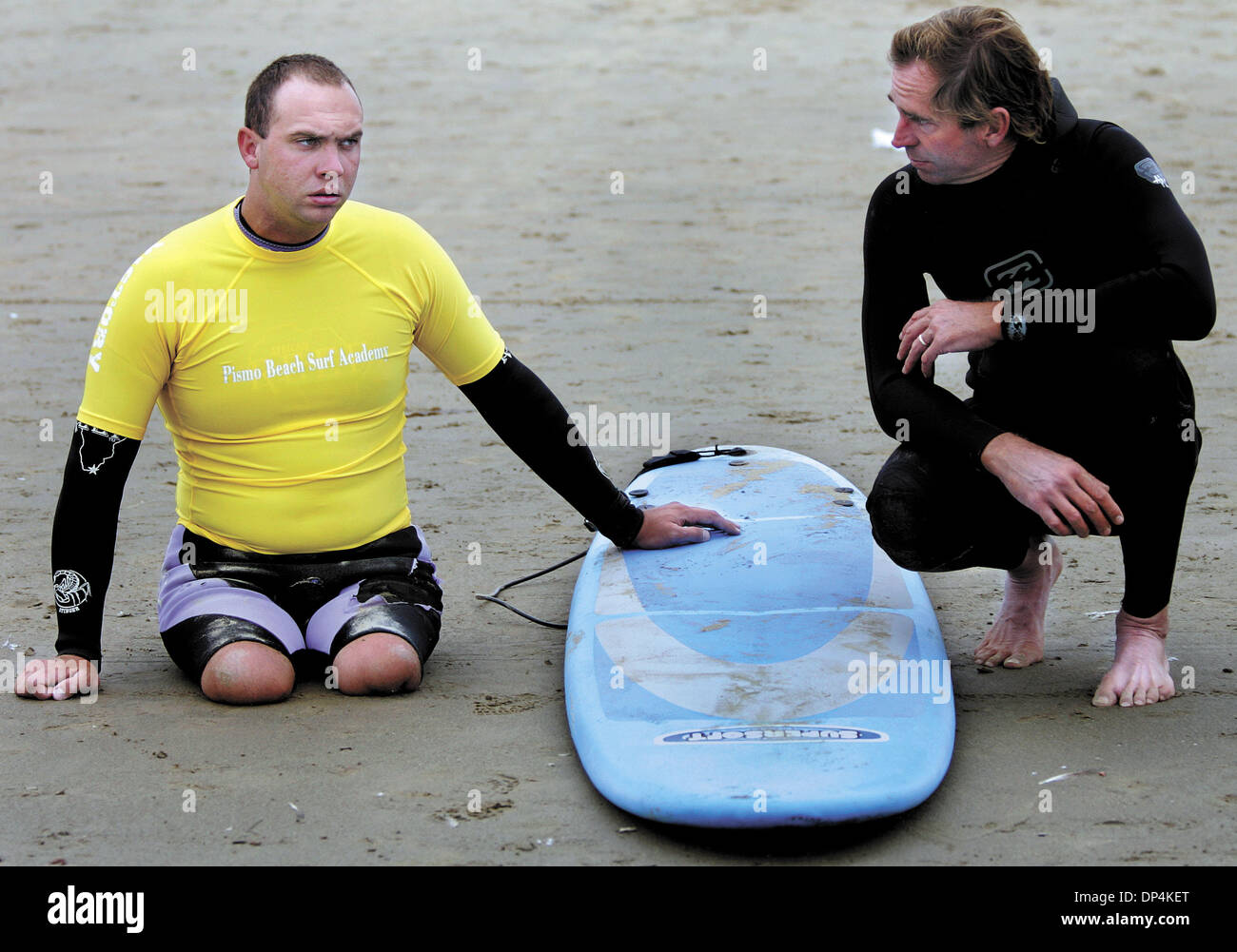 16. August 2006; Pismo Beach, CA, USA; Eine nachdenkliche U.S. Army CPL. Andy Soule schaut auf den Ozean als Surflehrer John Wagner macht sich bereit, ihn für seinen ersten Tag des Surfens herauszunehmen.  Obligatorische Credit: Foto von Joe Johnston/The Tribune/ZUMA Press. (©) Copyright 2006 von der Tribune Stockfoto