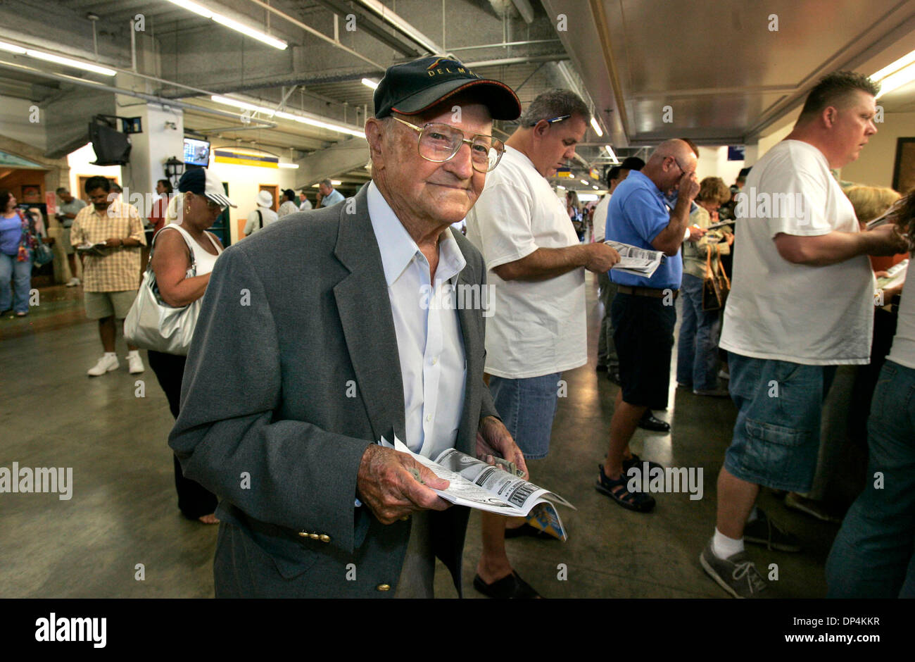 16. August 2006; Del Mar, Kalifornien, USA; 93 Jahre alte EARL NEFF macht seinen Weg zum Wett-Fenster um eine Wette auf das nächste Rennen im Club Del Mar Thouroughbred. Obligatorische Credit: Foto von Charlie Neuman/SDU-T/ZUMA Press. (©) Copyright 2006 by SDU-T Stockfoto