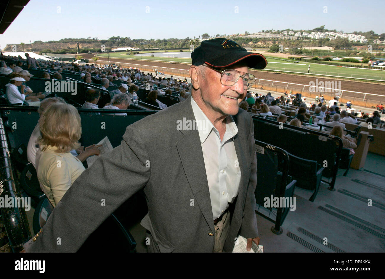 16. August 2006; Del Mar, Kalifornien, USA; 93 Jahre alte EARL NEFF erhebt sich von seinem Sitz mit Freunden gehen auf das nächste Rennen im Club Del Mar Thouroughbred setzen. Obligatorische Credit: Foto von Charlie Neuman/SDU-T/ZUMA Press. (©) Copyright 2006 by SDU-T Stockfoto