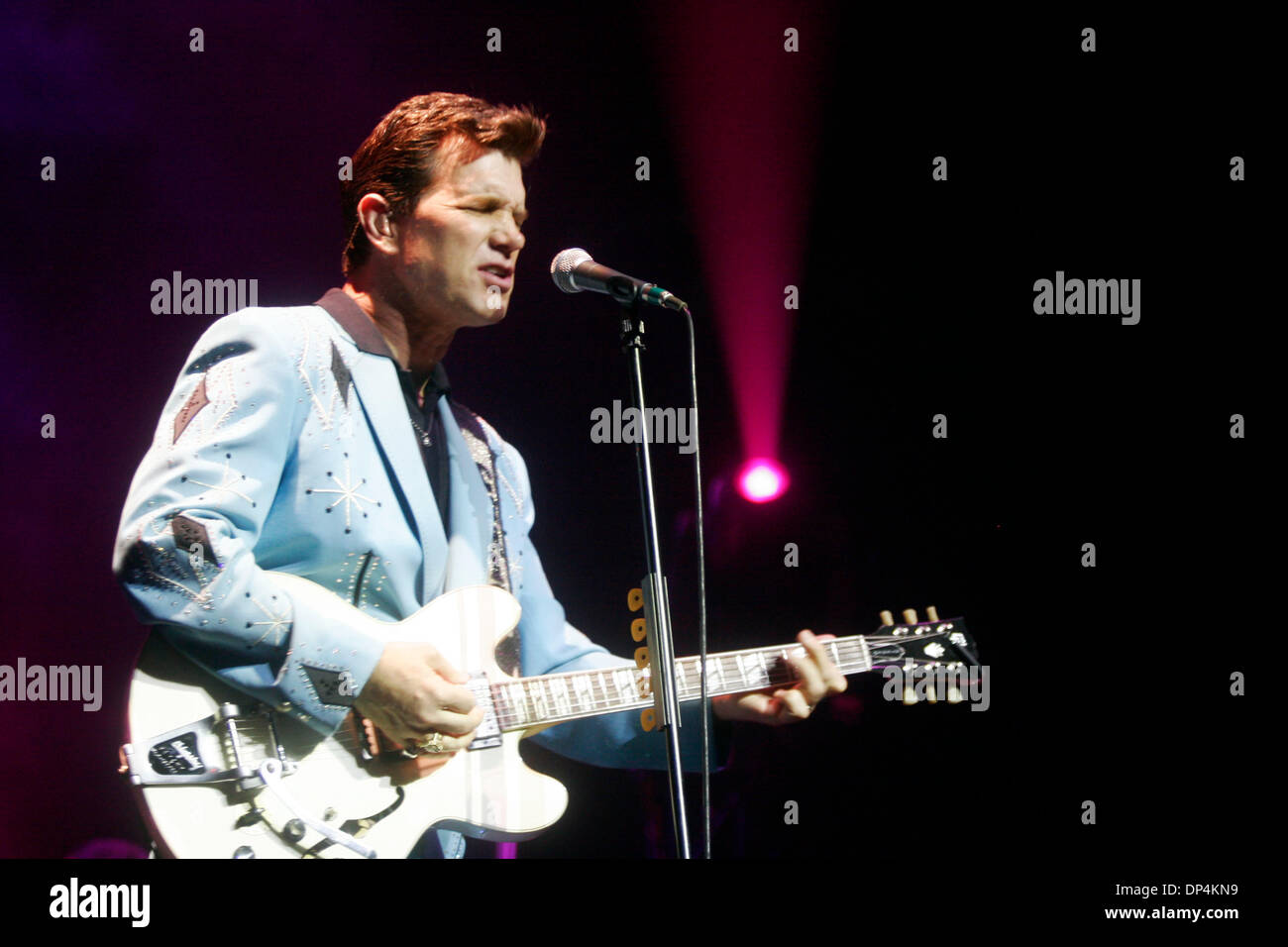 17. August 2006; New York, NY, USA; Sänger CHRIS ISAAK die live bei The Beacon Theater. Obligatorische Credit: Foto von Aviv klein/ZUMA Press. (©) Copyright 2006 von Aviv klein Stockfoto