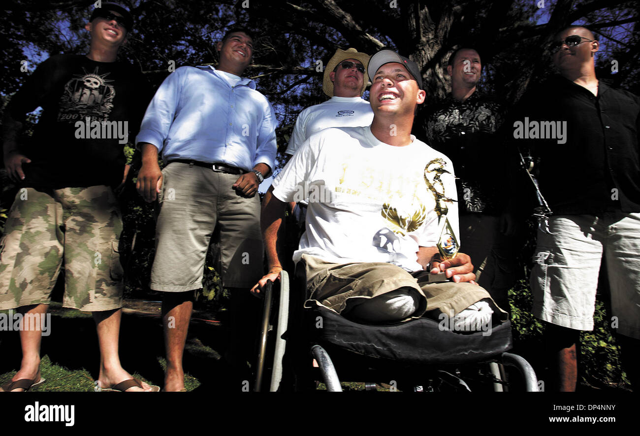 19. August 2006; Pismo Beach, CA, USA; Trophäe in der hand, Armee CPL. Andy Soule, ermöglicht ein breites Lächeln zu verlieren, nachdem wird der Gewinner der Oceano Surf Classic Veteranen Division. Obligatorische Credit: Foto von Joe Johnston/The Tribune/ZUMA Press. (©) Copyright 2006 von der Tribune Stockfoto