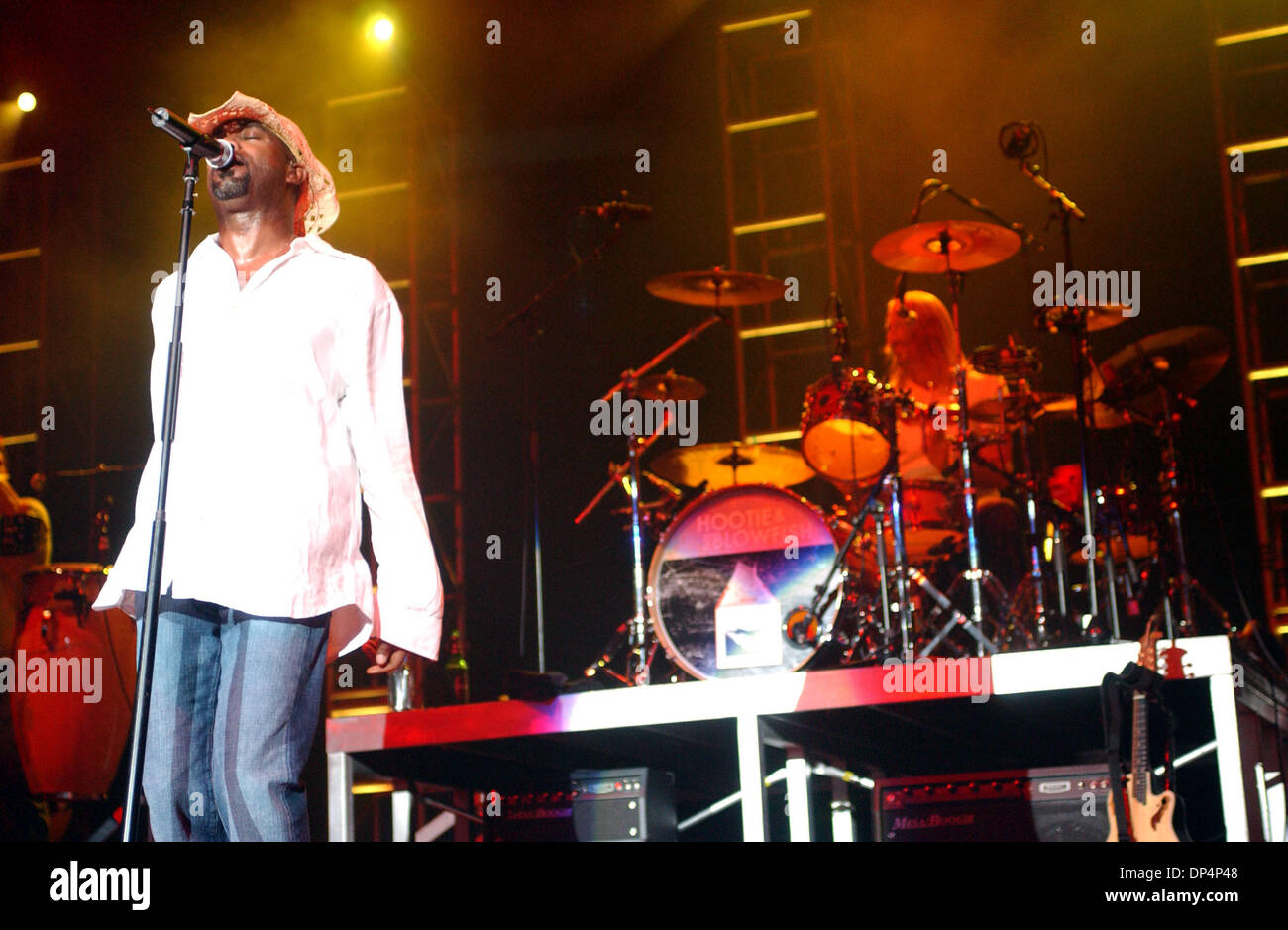 20. August 2006; Raleigh, NC, USA; DARIUS RUCKER Sänger und Schlagzeuger JIM "Soni" SONEFELD mit der Band Hootie und der Blowfish als sie ihre 2006 "auf der Suche nach Glück Tour" im Pavillon Alltel durchführen. Obligatorische Credit: Foto von Jason Moore/ZUMA Press. (©) Copyright 2006 von Jason Moore Stockfoto