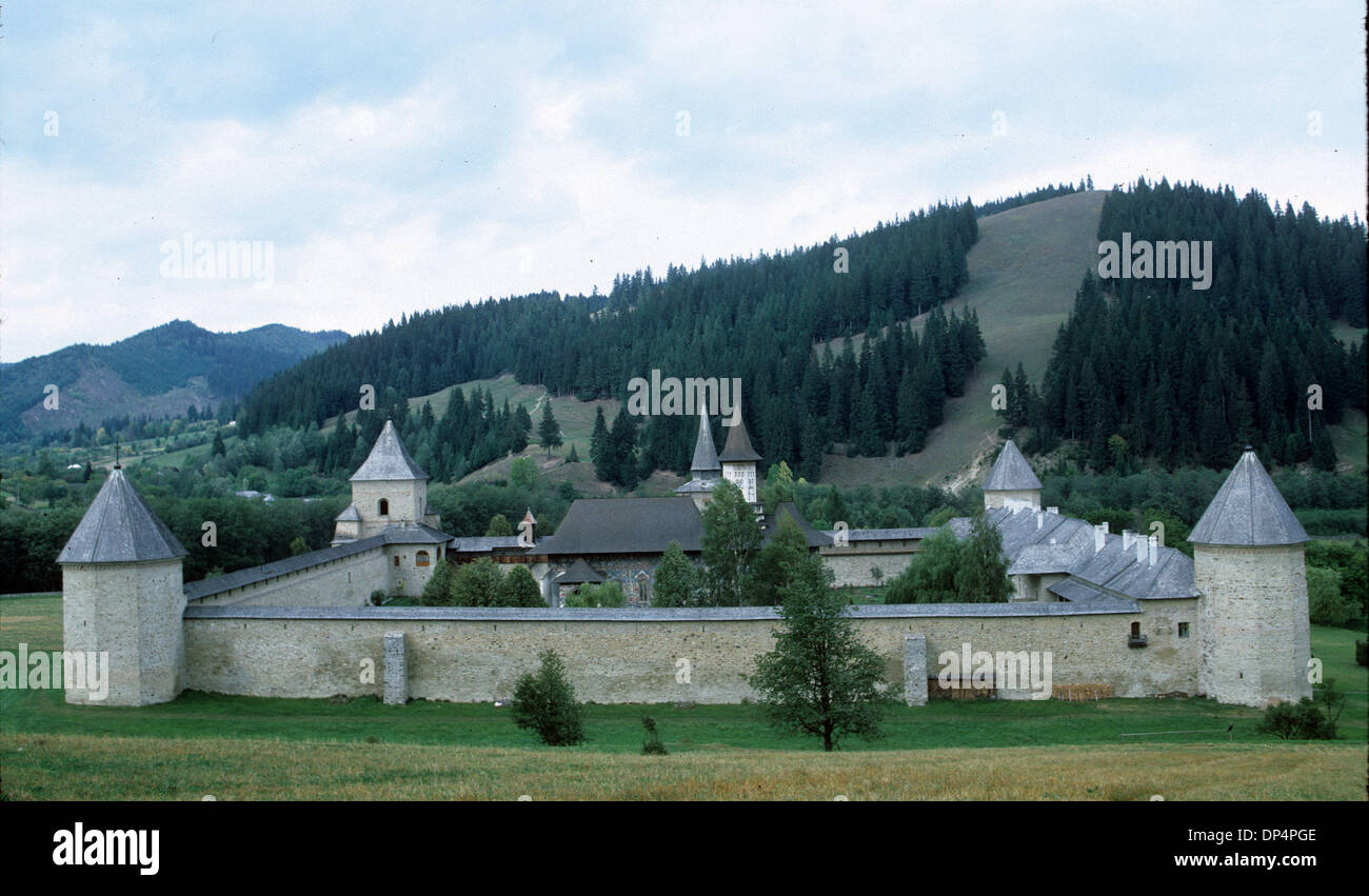 21. August 2006; Bukowina, Rumänien; Sucevita ist chronologisch die letzte und größte klösterliche Ensemble unter den bemalten Klöstern in der Bukowina, da es das Aussehen einer echten Festung mit Türmen, Strebepfeiler und Uhr Straßen hat. Es war im Jahre 1581 von Gheorghe Movila, Bischof von Radauti errichtet wurde und zu der Annahme im Jahre 1584 geweiht. Urteil Prinz Ieremia Movila, Gheorghe Movila b Stockfoto