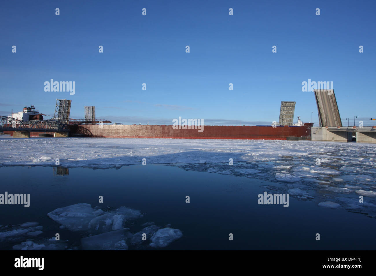 Die Tregurtha, die längste bulk carrier auf der US Great Lakes an 1.013 Füße verlassen Sturgeon Bay, WI mit zwei Zugbrücken öffnen Stockfoto