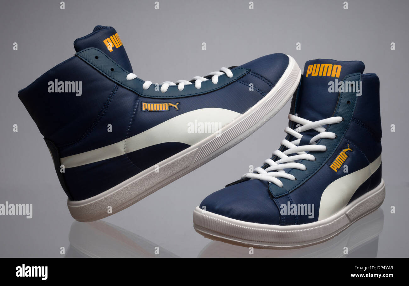 Blau retro Puma Schuhe isoliert auf weißem Hintergrund Stockfotografie -  Alamy