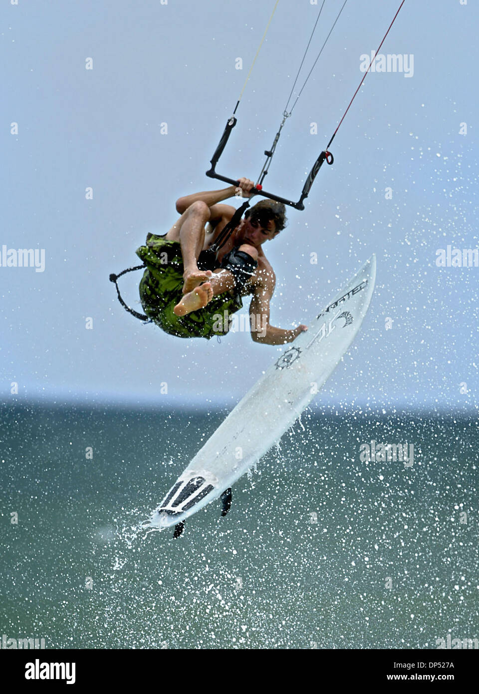 29. August 2006; Fort Lauderdale, FL, USA; Windsurfer Alex Bloechinger von ft. Lauderdale hält an seinem Surfbrett mit einer Hand während der Ausführung einer Bewegung in der Luft am Strand von ft. Lauderdale Alex und andere Surfer nicht mehr heute über den starken Winden aus nähert Tropensturm Ernesto gefreut haben könnte. Obligatorische Credit: Foto von Damon Higgins/Palm Beach Post/ZUMA Press Stockfoto