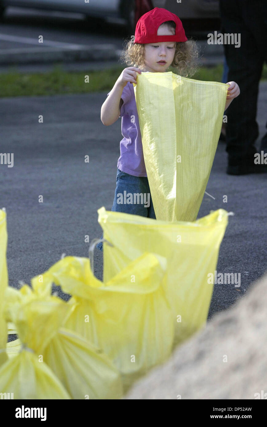 29. August 2006; Homestead, FL, USA; KRISTINA MURPHY (Cq) entfaltet sich Taschen, so dass ihr Onkel John Sorensen (Cq), mit Schaufel und Bruder James Murphy (Cq), hält die Tasche geöffnet ist, können sie mit Sand an einem Sandsack-Vertrieb-Standort im Roby George Park in Homestead zu füllen. Tropischer Sturm Ernesto hat damit begonnen, nach Kuba zu verlassen und in Richtung Süden Floridas, wo befindet sich der Ausnahmezustand zu intensivieren Stockfoto