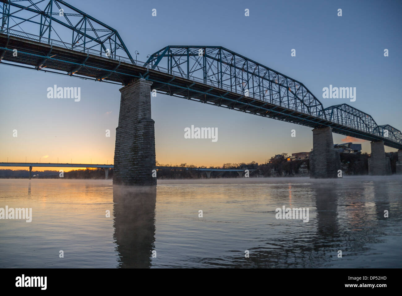 Der Sonnenaufgang reflektiert auf dem Tennessee River, wie Dampf unter der Walnut Street Bridge an einem sehr kalten Wintermorgen steigt Stockfoto