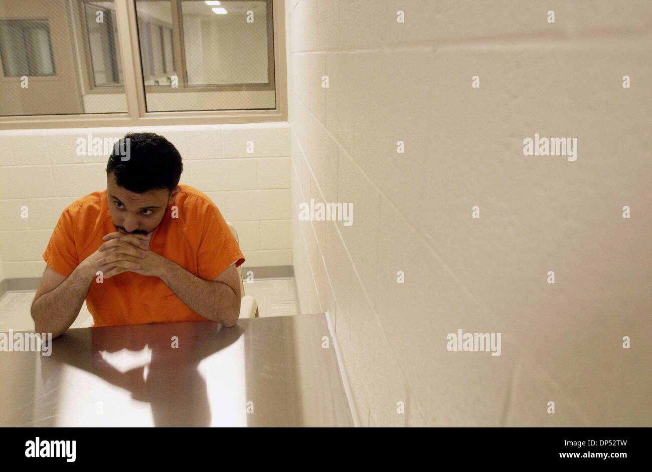 (Veröffentlicht 04.01.2003, A-21) ermohdar3.jpg - Mohdar Abdullah, ehemaliger materielle Zeugen, die Einwanderung Anklage schuldig. Fotografiert in einem Interview in der Corrections Corporation von Amerika-Anlage in Otay Mesa. Foto von Earnie Grafton. Stockfoto