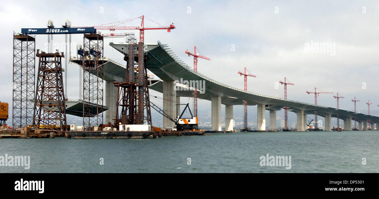 29. August 2006; Oakland, Kalifornien, USA; Ein 1750 Tonnen Stahl Box Girder Bridge Segment steigt langsam in Richtung seiner Verbindung zum Westen Skyway Teil die neue Bay Bridge während einer 40-Stunden-Projekt Dienstag, 29. August 2006 in Oakland, Kalifornien  Das Segment wird der Skyway, die selbst verankerte Suspension Spanne auf der Brücke verbinden. Obligatorische Credit: Foto von Bob PeppingContra Costa Times Stockfoto