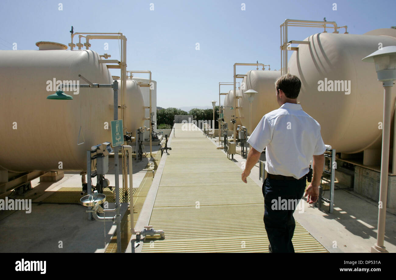 29. August 2006; Rancho Santa Fe, CA, USA; Wasser Qualität Analyst TIM BAILEY wandelt unter einigen chemischen Lagertanks, die die verschiedenen verwendeten Chemikalien in die Filtration von Wasser zu speichern. Obligatorische Credit: Foto von Charlie Neuman/SDU-T/ZUMA Press. (©) Copyright 2006 by SDU-T Stockfoto