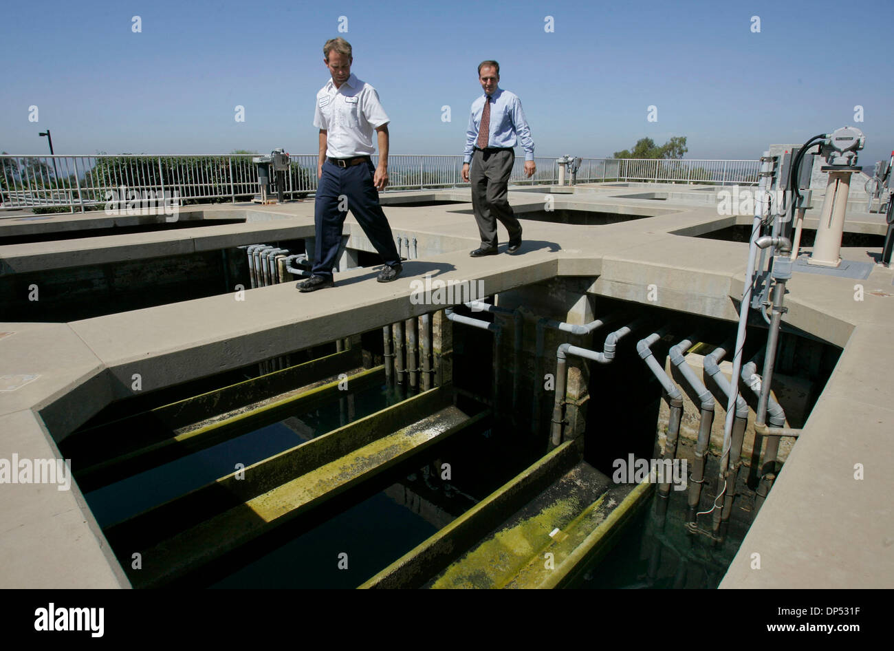 29. August 2006; Rancho Santa Fe, CA, USA; Wasser Qualität Analyst TIM BAILEY, links und Pflanzen Manager CORF SHAFFER Spaziergang am Anfang einige Filter-Becken, das für die Reinigung abgelassen wurde. Obligatorische Credit: Foto von Charlie Neuman/SDU-T/ZUMA Press. (©) Copyright 2006 by SDU-T Stockfoto