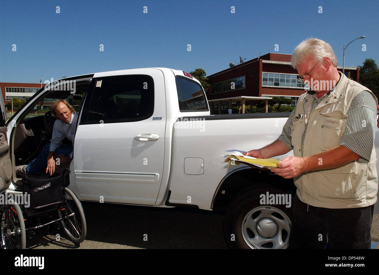 31. August 2006; Richmond, Kalifornien, USA; Ken Estes, links, Besitzer von ganzheitlichen Lösungen und Distributor Richard Barrett außerhalb der Richmond Police Department hat Donnerstag, 31. August 2006, in Richmond, Kalifornien, ihre 27 Pfund beschlagnahmtes Marihuana abholen. Die Eigenschaft wurde nicht zurückgegeben und sie wurden aufgefordert, kommen später wieder in den Tag.  Obligatorische Credit: Foto von Joanna Jhanda/Contr Stockfoto