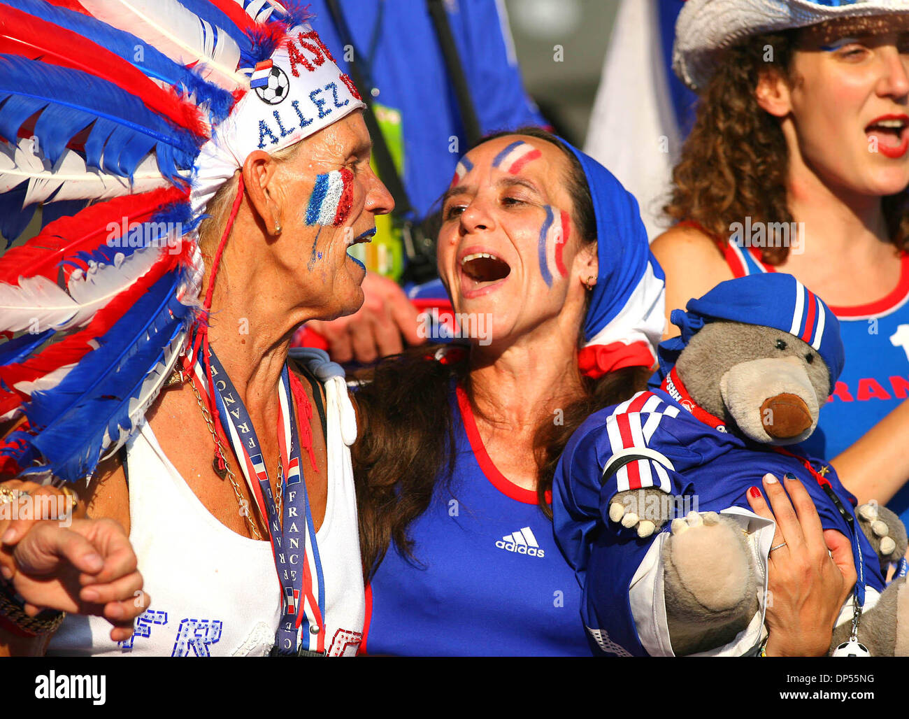 9. Juli 2006 - Olympiastadion, BERLIN, Deutschland - Frankreich-FANS... ITALIEN V FRANKREICH... FRANKREICH-FANS. ITALIEN V FRANKREICH. OLYMPIASTADION, BERLIN-DEUTSCHLAND-07-09-2006.K48556.  -PHOTOS(Credit Image: © Globe Photos/ZUMAPRESS.com) Stockfoto