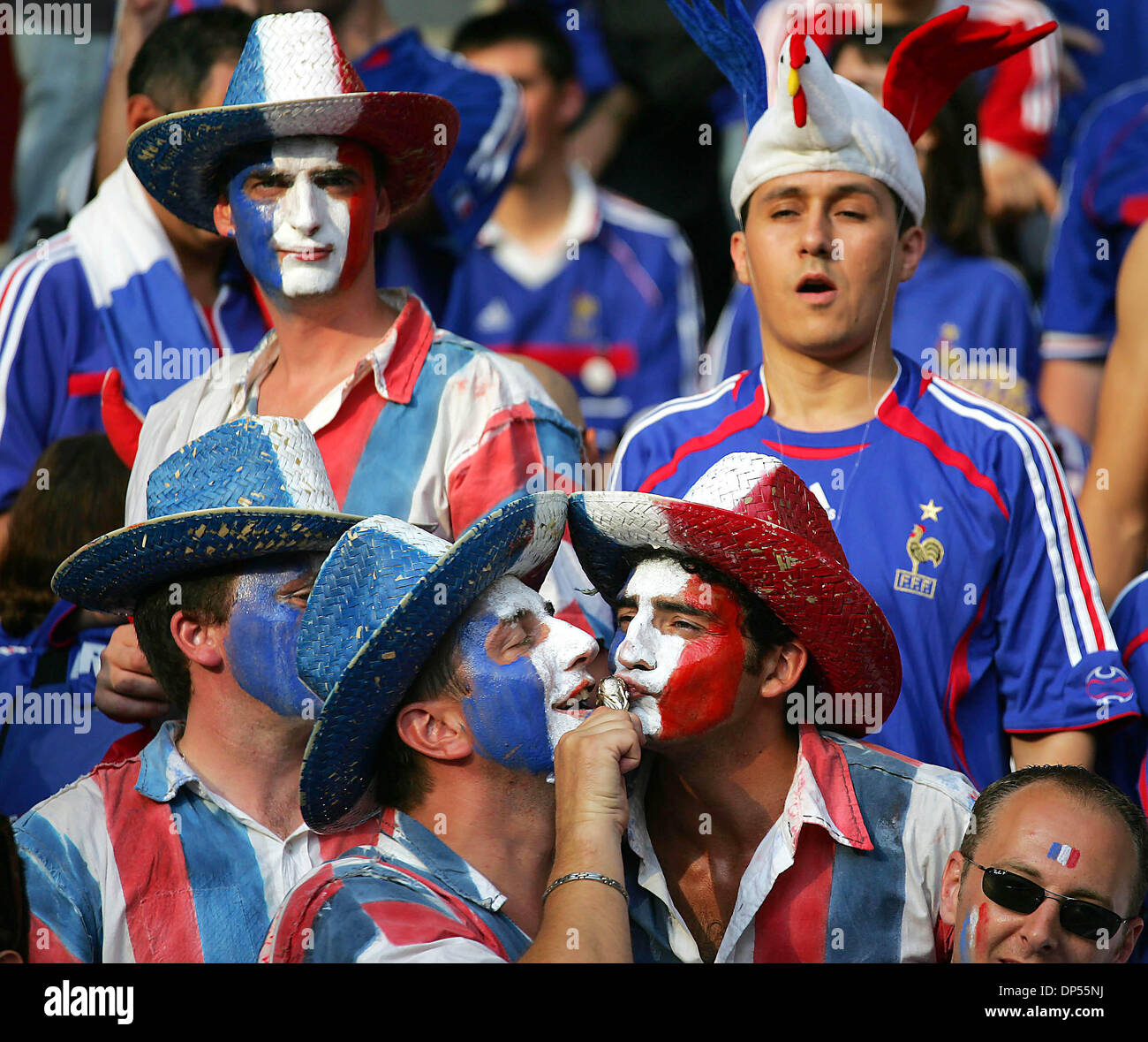 9. Juli 2006 - Olympiastadion, BERLIN, Deutschland - Frankreich-FANS... ITALIEN V FRANKREICH... FRANKREICH-FANS. ITALIEN V FRANKREICH. OLYMPIASTADION, BERLIN-DEUTSCHLAND-07-09-2006.K48556.  -PHOTOS(Credit Image: © Globe Photos/ZUMAPRESS.com) Stockfoto