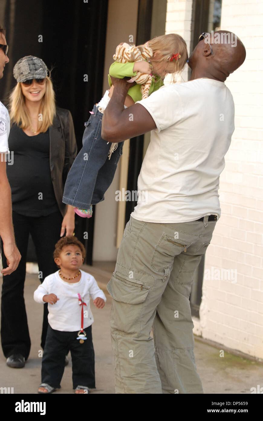 Sep 04, 2006; New York, NY, USA; HEIDI KLUM, SEAL, mit Kindern LENI, und HENRY, die zu Fuß durch den Meatpacking District. Obligatorische Credit: Foto von Dan Herrick/ZUMA KPA. (©) Copyright 2006 von Dan Herrick Stockfoto