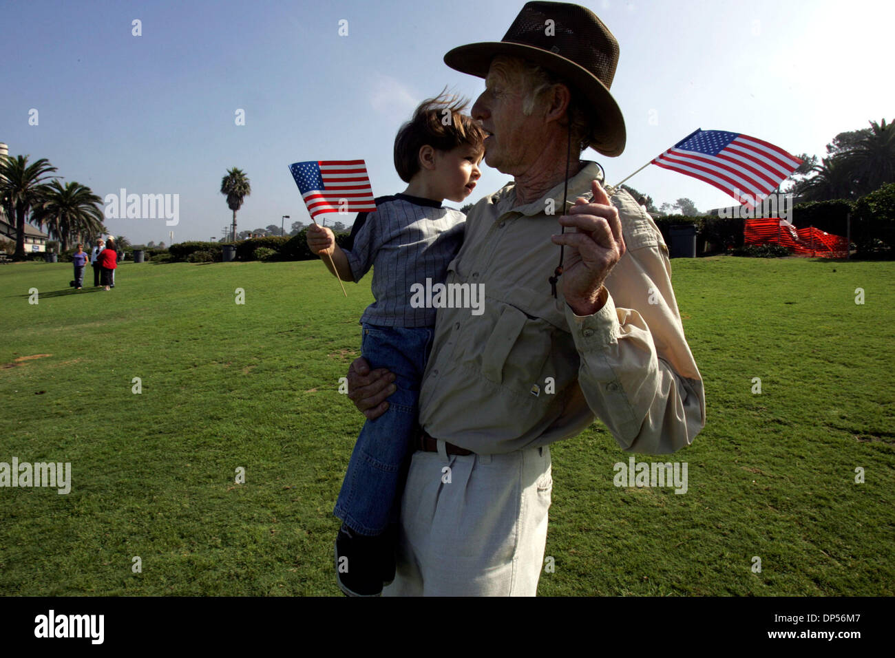 Sep 05, 2006; Del Mar, CA, USA; VERNON SCOTT von Del Mar, rechts, und sein Enkel, ZACK SCOTT, 2 von Fallbrook, Kalifornien, links halten Flaggen nach 2.996 Flaggen im Powerhouse Park in Del Mar für stille Hommage IV einrichten helfen. Die Veranstaltung wird gesponsert von VERNON und seine Frau BARBARA KRYSTOFF-SCOTT und erinnert an 9/11, indem man ein Miniatur-Papier-Flag im Park pro Person Stockfoto