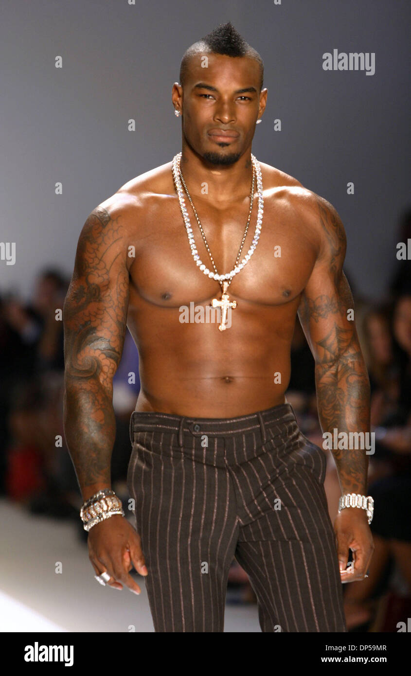 Sep 08, 2006; New York, NY, USA; Ein Modell geht die Start-und Landebahn für die Chris Aire Frühjahr 2007 Modenschau in New York City. Obligatorische Credit: Foto von Jodi Jones/ZUMA Press. (©) Copyright 2006 von Jodi Jones Stockfoto